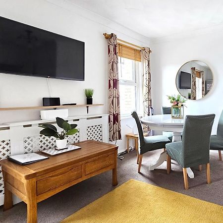 2 Bed Apt W/ Private Parking Close To Town Centre ハンティンドン エクステリア 写真