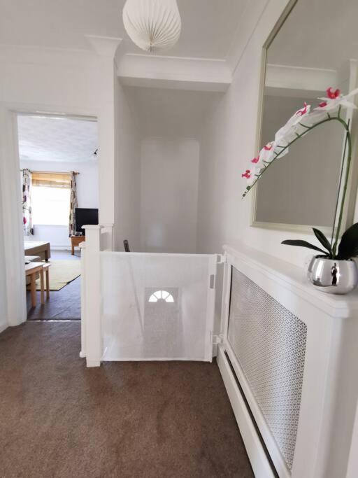 2 Bed Apt W/ Private Parking Close To Town Centre ハンティンドン エクステリア 写真