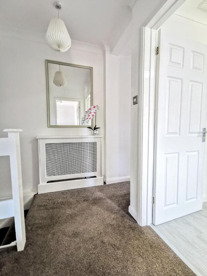 2 Bed Apt W/ Private Parking Close To Town Centre ハンティンドン エクステリア 写真