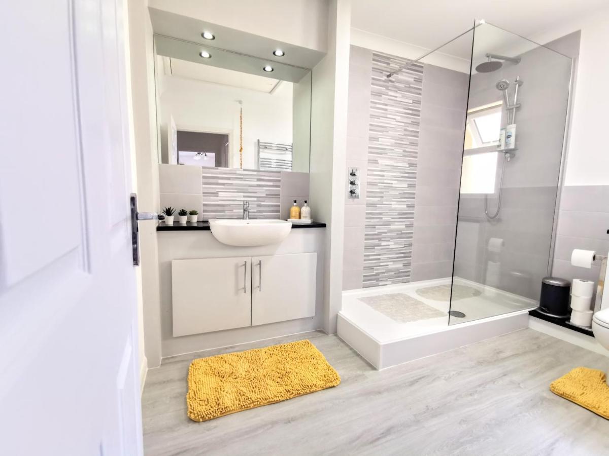 2 Bed Apt W/ Private Parking Close To Town Centre ハンティンドン エクステリア 写真