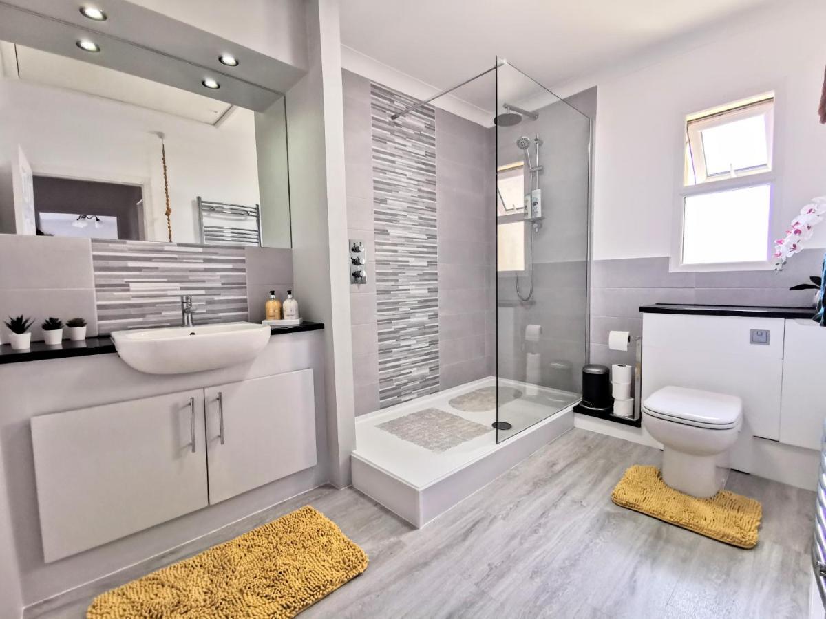 2 Bed Apt W/ Private Parking Close To Town Centre ハンティンドン エクステリア 写真