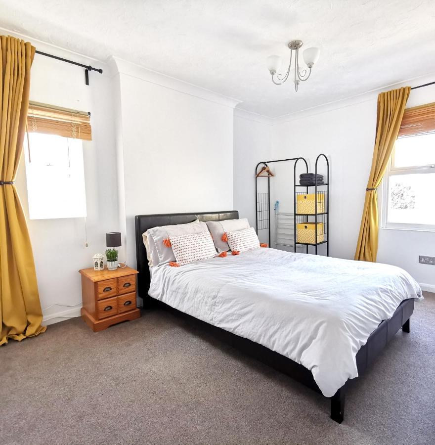 2 Bed Apt W/ Private Parking Close To Town Centre ハンティンドン エクステリア 写真