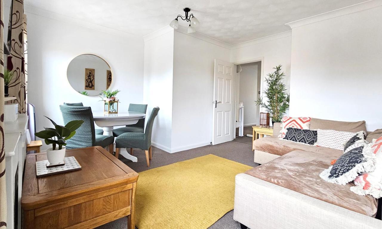 2 Bed Apt W/ Private Parking Close To Town Centre ハンティンドン エクステリア 写真