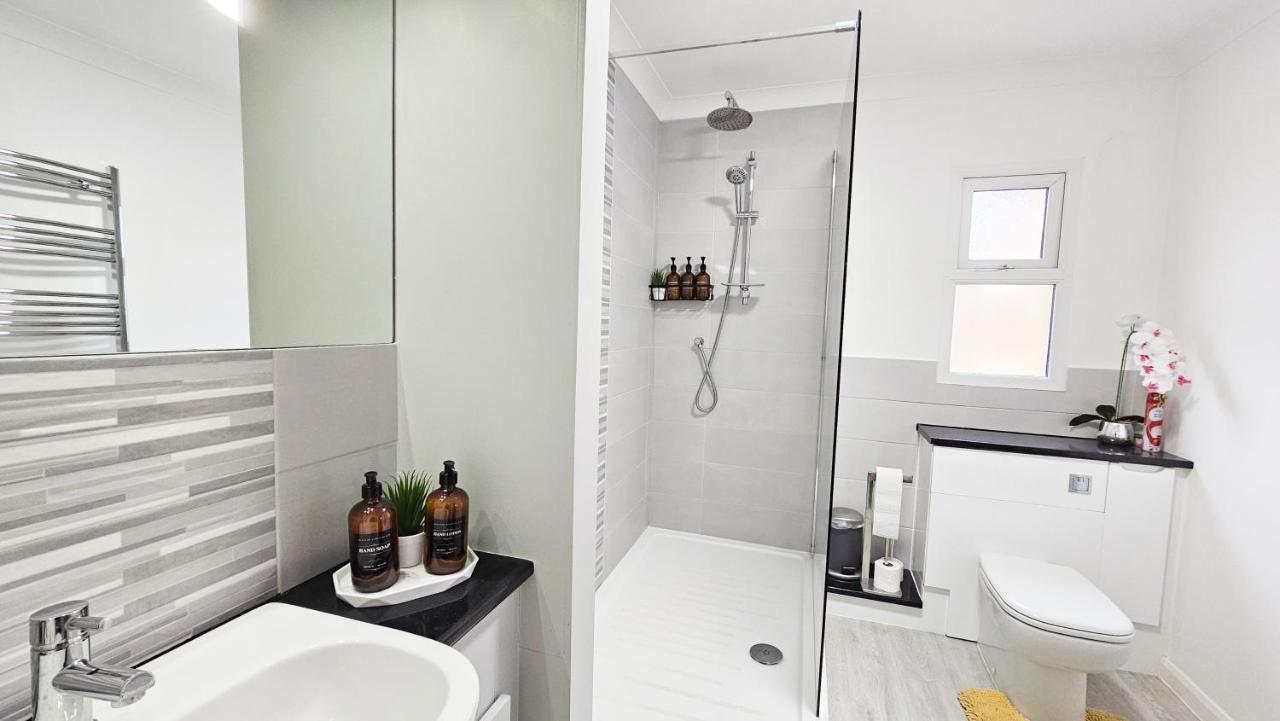 2 Bed Apt W/ Private Parking Close To Town Centre ハンティンドン エクステリア 写真
